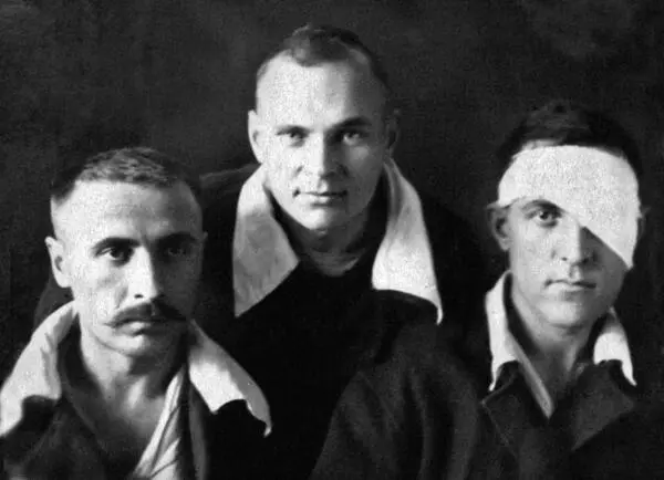 Эвакогоспиталь1085 Капитаны Глущенко Окишев Малютин Май 1944 года - фото 39