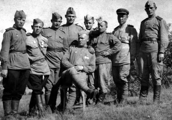 Соловьев АИ стоит 4й слева с сослуживцами сразу после войны В обороне - фото 42