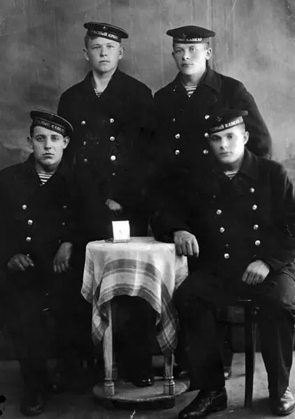 Группа морских пехотинцев под Одессой Дементьев НИ второй слева 1941 год - фото 48