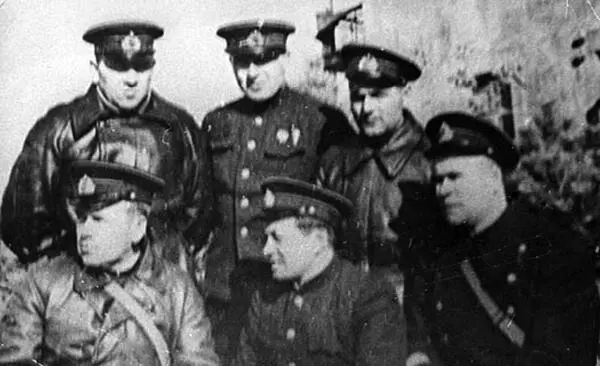 Летчики и техсостав 32го истребительного полка ИМ Цымбалюк крайний справа - фото 52