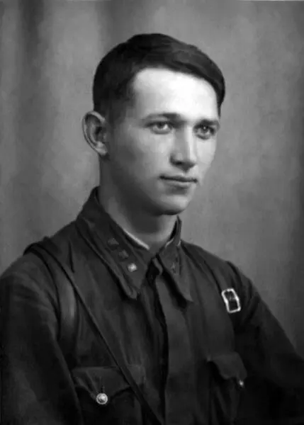 Я окончил десятилетку в 1940 г У нас была альтернатива либо идти в армию на - фото 66
