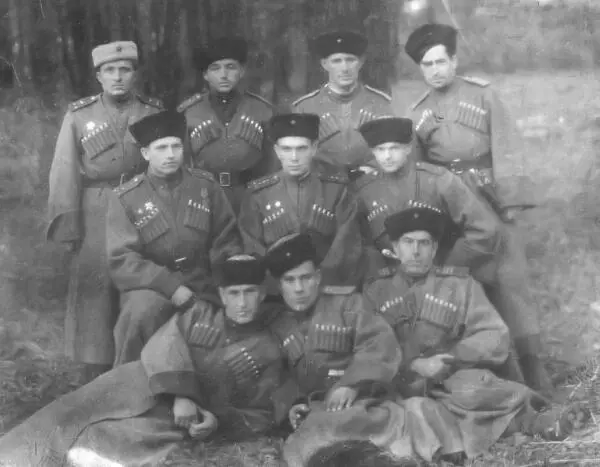 Бойцы 9й Кубанской казачьей пластунской дивизии 1944 во втором ряду первый - фото 1