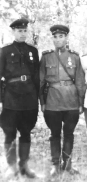 Командир САУ А Дронов и старшина батареи С Худайбердыев 1943 Одновременно - фото 2