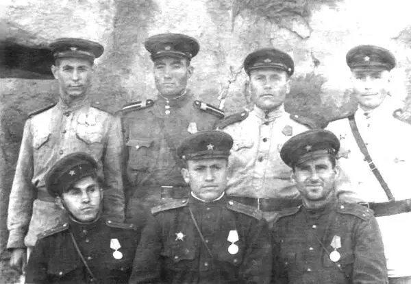 2я батарея СУ76 вверху слева заряжающий орудия Алексей Святкин старшина - фото 8