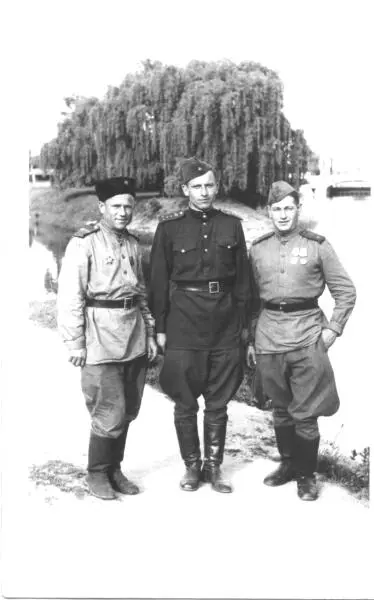 Казаки на Эльбе в центре А Т Дронов 1945 Наступила трудная тишина вот тебе - фото 12