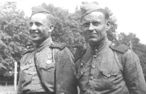 Лица Победы НимбургнаЭльбе 25 мая 1945 г Слева начальник штаба - фото 18