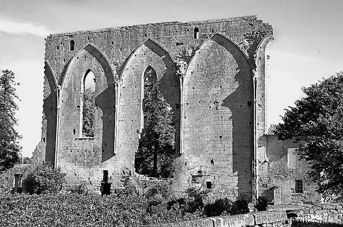 Старинное во Франции встречается на каждом шагу Город СенЭмильон Искусство - фото 267