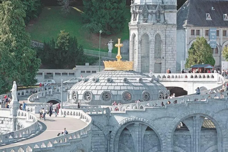 Собор в Лурде Попалась нам цыганская свадьба жених и невеста Кортеж - фото 340