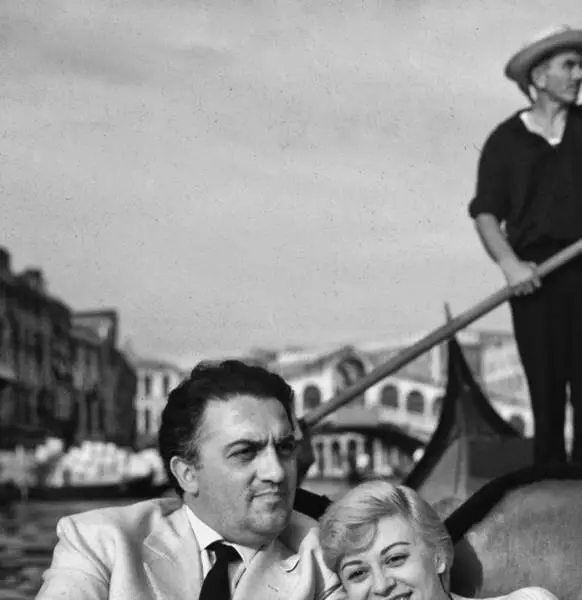 Федерико Феллини и его жена Джульетта Мазина 1955 г Кино имеет свойство - фото 394