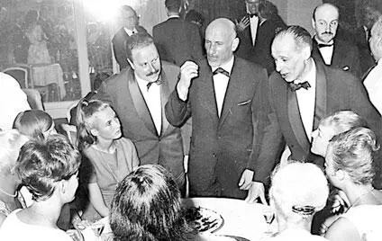 Отец на Каннском кинофестивале с Сергеем Герасимовым 1965 г Вместе с - фото 30