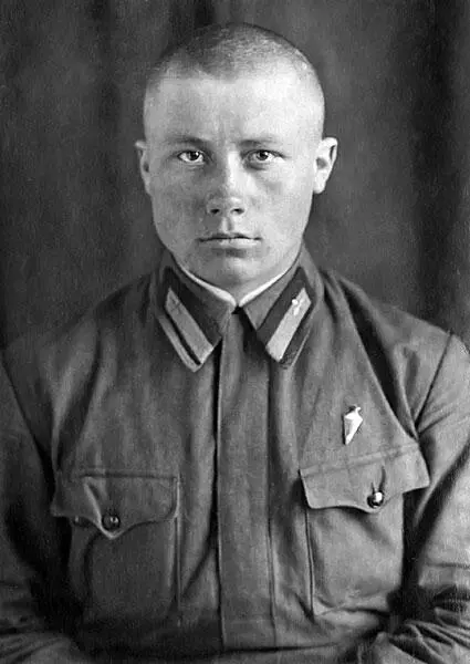 Курсант школы военных пилотов Михаил Шишков 1940 г Молотов Некоторую - фото 3