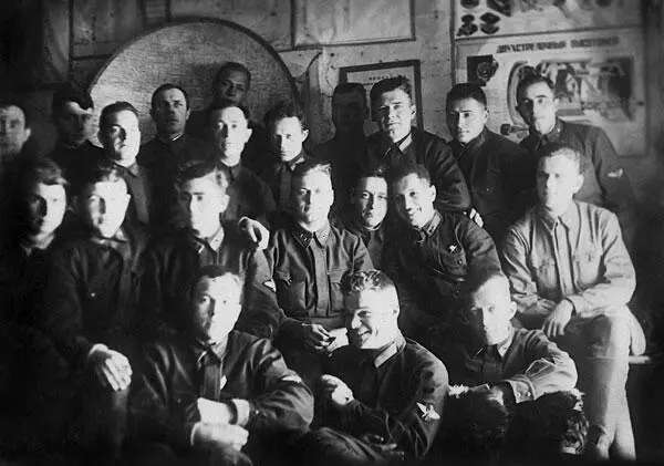 Ноябрь 1942 г Станция Кошки Второй слева в третьем ряду Михаил Шишков - фото 7