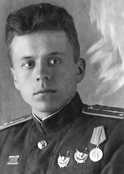 Николай Демченко штурман экипажа Петра Летуновского На допросах Петр выдавал - фото 13