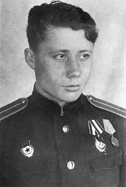 Мои первые боевые награды Ноябрь 1943 г Моими первыми наградами стали орден - фото 26