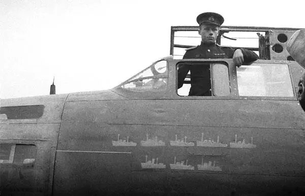 В кабине своего самолета Аэродром Паневежис 19091944 Сказано сделано И - фото 33