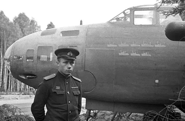 Возле своего самолета Аэродром Паневежис 19091944 г Костя Усенко ведущий - фото 34
