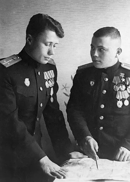 Пилот Михаил Шишков и штурман Николай Иванов Октябрь 1944 г Что случилось - фото 35