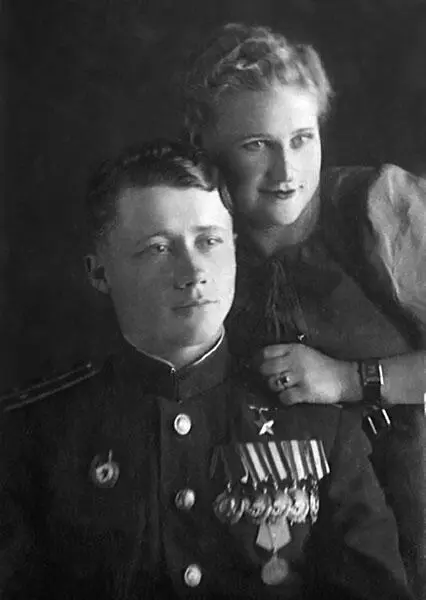 Май 1945 г То тут то там возникали импровизированные застолья - фото 38