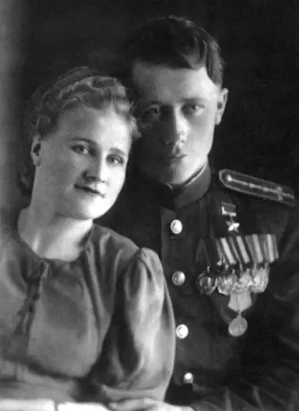 Май 1945 г То тут то там возникали импровизированные застолья - фото 39