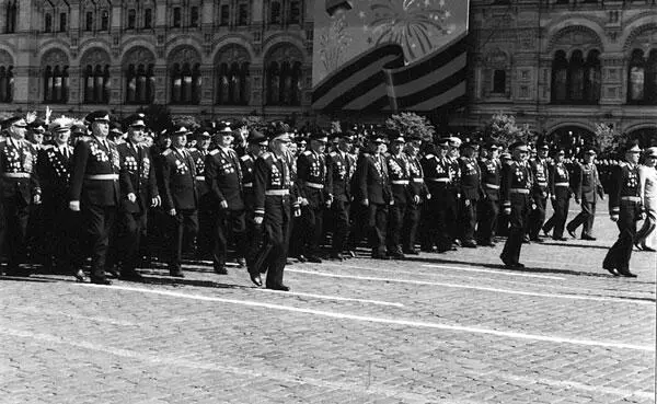 Парад в Москве посвященный 60летию Победы 13й слева в первом ряду Михаил - фото 47