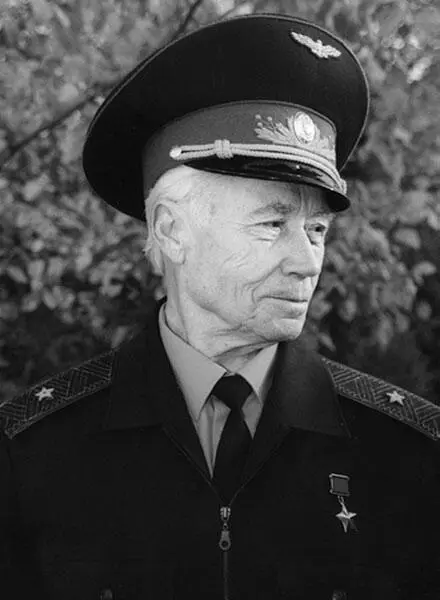 Безвозвратно утратив возможность наблюдать стремительно проплывающую под крылом - фото 48