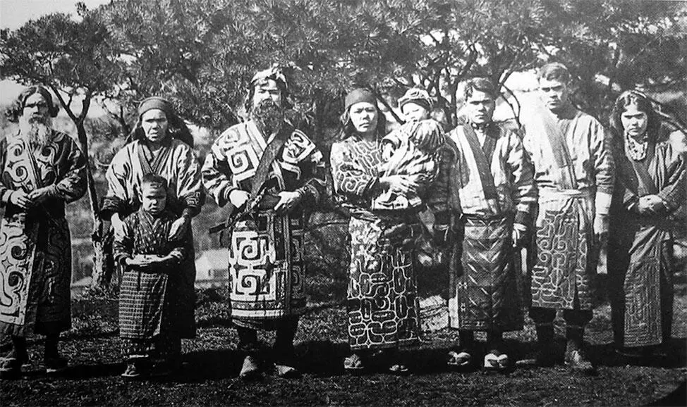 Айны в национальных одеждах Хоккайдо 1904 г Истребление и ассимиляция айнов - фото 17