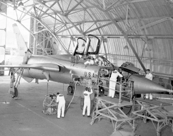 Учебнобоевой двухместный F105F Тандерчиф Тандерчифы Картвели на службе - фото 163