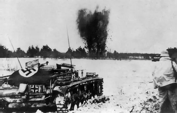 Самоходная установка StuGIII ведет бой в районе Харькова зима 1943 г На - фото 7