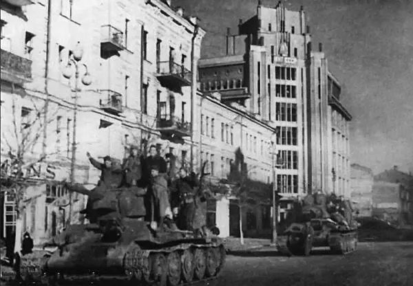 Т34 5го гв танкового корпуса АГ Кравченко на Крещатике Командующий 1м - фото 111