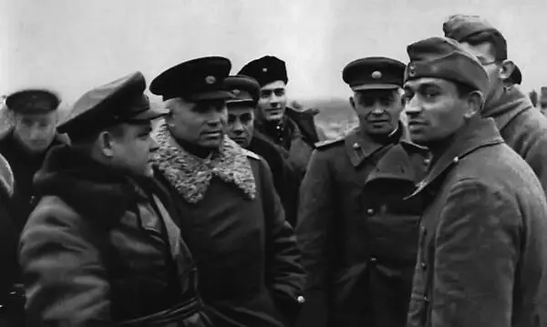 Командующий 1м Украинским фронтом НФ Ватутин и член Военного совета фронта - фото 112