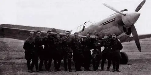 Групповой снимок пилотов 48го ИАП на фоне Р40Е Весналето 1942 г Финны - фото 90
