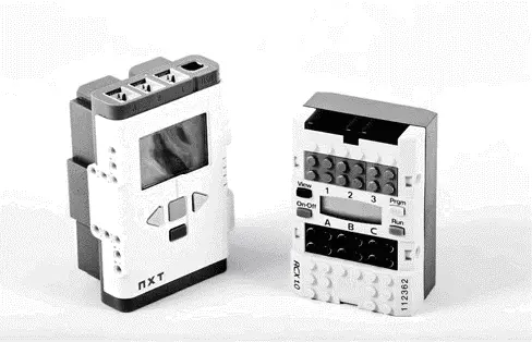 Кирпичик LEGO Mindstorms NXT выпущенный в 2006 году слева использовал - фото 30
