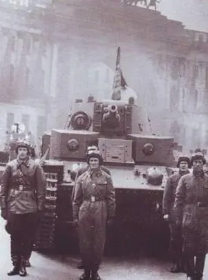 Танк Т28 с конической башней на площади Урицкого Дворцовой е Ленинграде - фото 13
