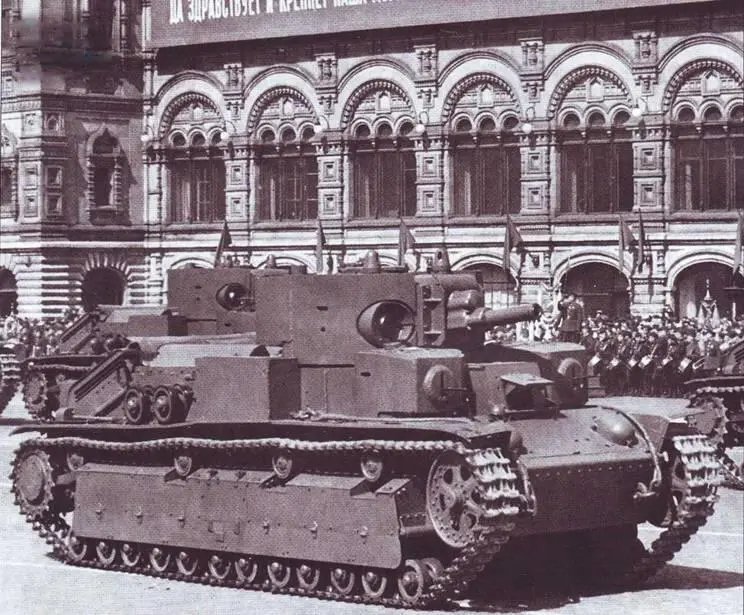 Экранированные танки Т28 проходят по Красной площади 7 ноября 1940 года - фото 16