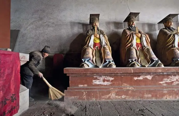 Уборка в храме город Синьцзян В ногах у конфуцианских учеников Промышленная - фото 14
