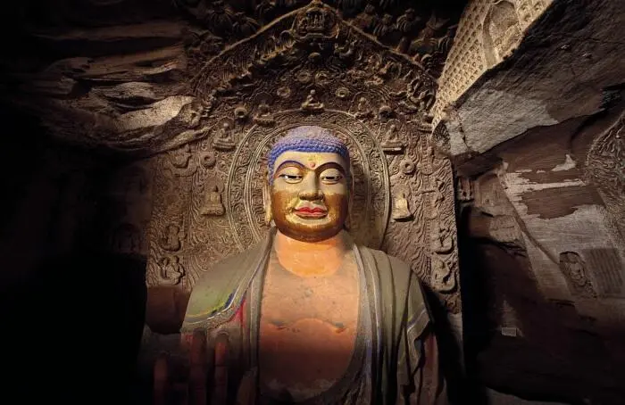 Большой Будда в храме Размер статуи около 24 метров Суровый взгляд Будды - фото 18