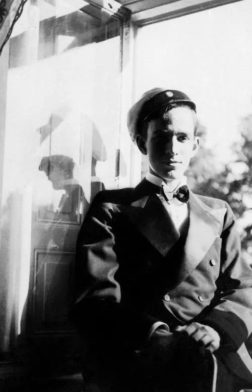 Ингмар Бергман в парадном костюме в день выпускного экзамена 1937 Он сидит - фото 1