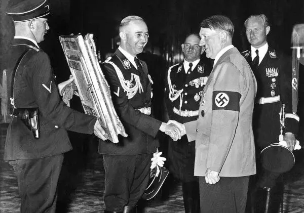 К середине 30х годов Гиммлер занимал множество важных постов В 1933 году СС - фото 4