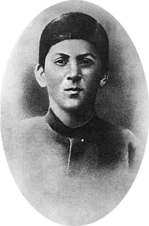 И В Джугашвили в 1894 г И В Сталин в 1902 г И В Сталин во время - фото 24