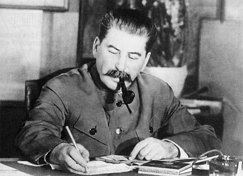 На многих фотографиях И В Сталин запечатлен работающим над книгами Книги - фото 36