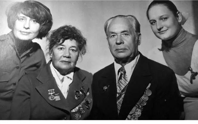 Нина Троц слева с мамой отцом и дочерью Леной Жуковой 1981 год Это очень - фото 5