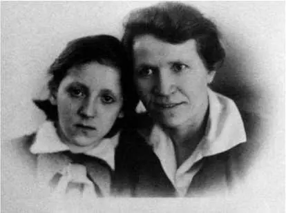 Я стараюсь каждое 9 мая ходить на Серафимовское кладбище и кладу цветы на - фото 11