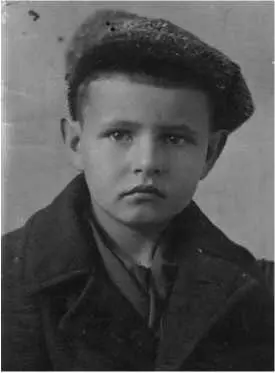 Мне тогда как и многим моим друзьям было около одиннадцати лет но один из - фото 12