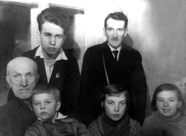 Лев Шервуд с дедом Л В Шервудом сидят слева Как показало дальнейшее - фото 14