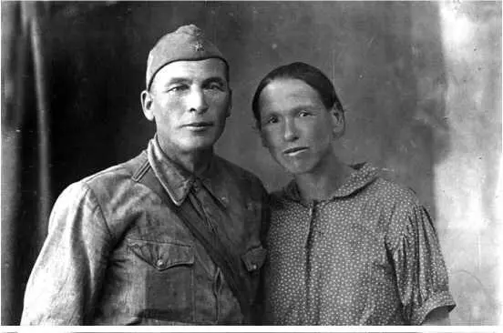 Октябрь 1941 г Родители Лили Русаковой Фото перед отправкой на фронт Надпись - фото 24