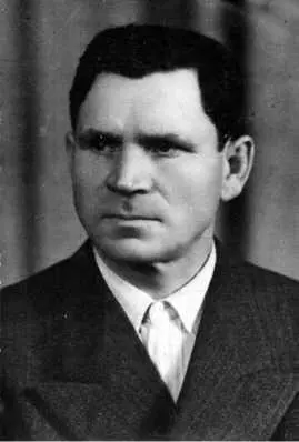 Георгий Дмитриевич Старшая сестра Зоя пошла в армию строителем Строили - фото 36