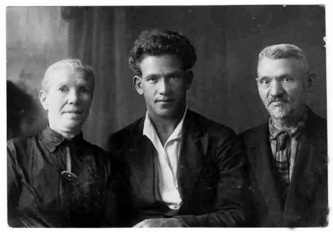 Меер Аронович с родителями 1935 год В октябре по уже замерзающим рекам мы - фото 53