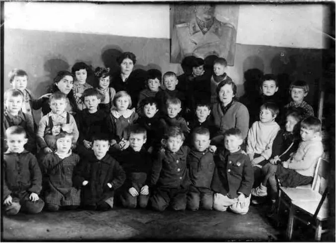 Детский сад 8 май 1944 года5я слева в верхнем ряду Елена Иванова - фото 55