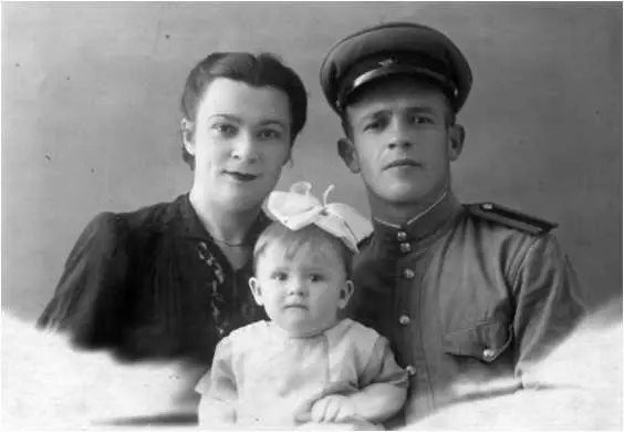 Николай Тищенко с женой Верой и дочкой Светланой В 1942 году как только - фото 60