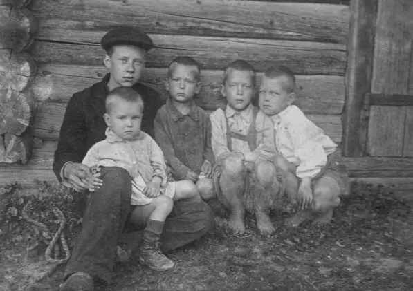 Братья 1941 г Андрей самый старший у него на руках Николай самый - фото 62